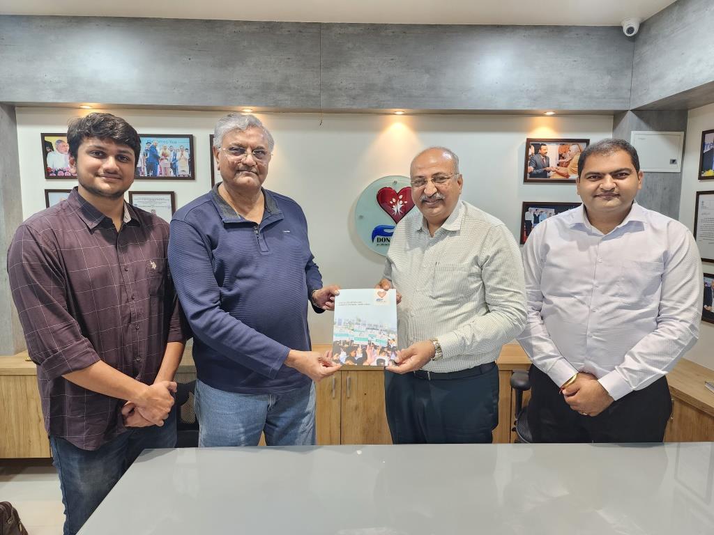Mr. Girishbhai Vansia, a well-known senior advocate of Surat city visited the office of Donate Life and congratulated Donate Life for the work being done in the field of organ donation.